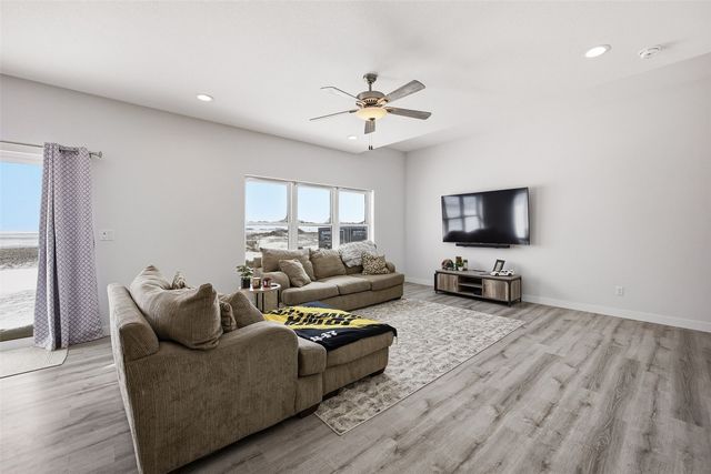 2411 Bluegrass St, Marion, IA 52302