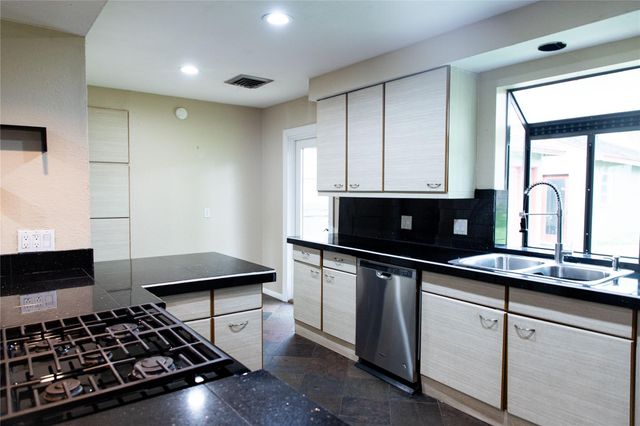 5564 Aspen Street, Bellaire, TX 77401