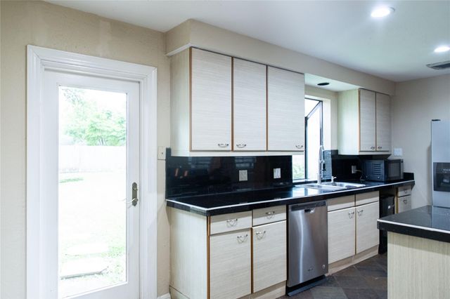 5564 Aspen Street, Bellaire, TX 77401