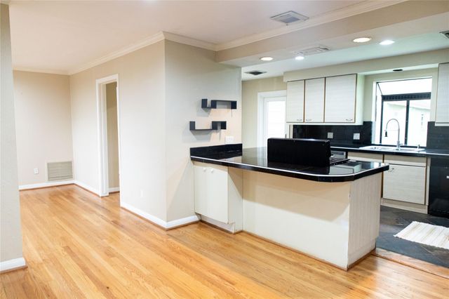 5564 Aspen Street, Bellaire, TX 77401