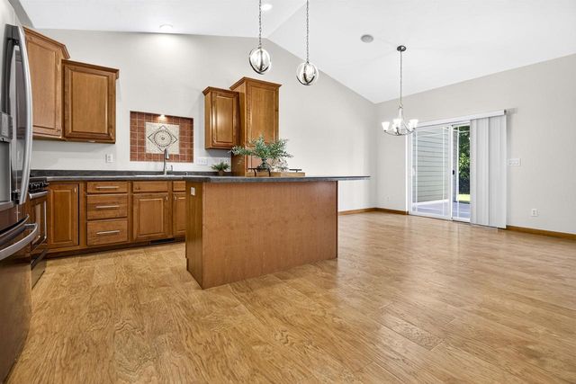 1717 OAK HOLLOW LANE, Neenah, WI 54956