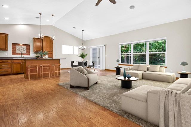 1717 OAK HOLLOW LANE, Neenah, WI 54956