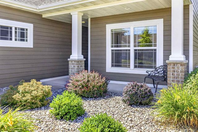 1717 OAK HOLLOW LANE, Neenah, WI 54956