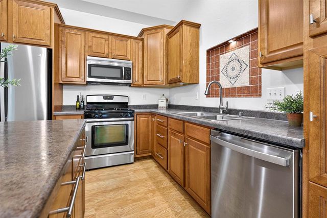 1717 OAK HOLLOW LANE, Neenah, WI 54956