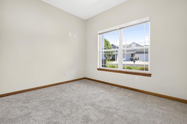 1717 OAK HOLLOW LANE, Neenah, WI 54956