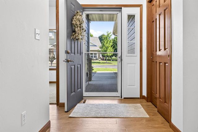 1717 OAK HOLLOW LANE, Neenah, WI 54956