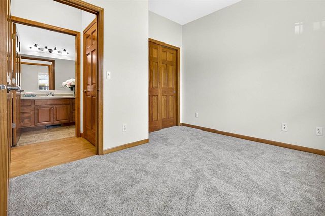 1717 OAK HOLLOW LANE, Neenah, WI 54956