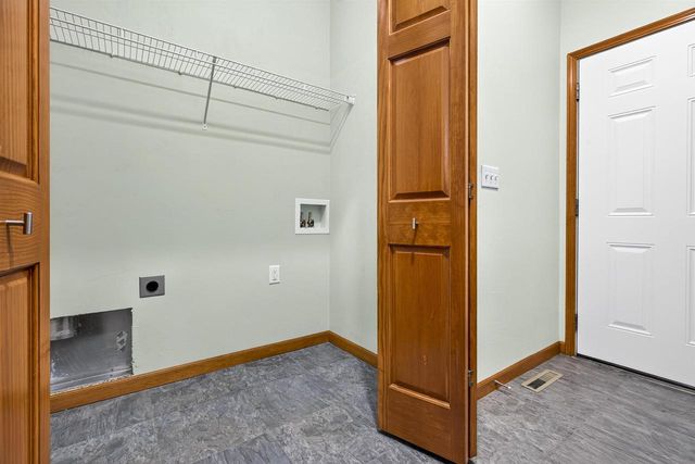 1717 OAK HOLLOW LANE, Neenah, WI 54956