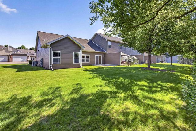 1717 OAK HOLLOW LANE, Neenah, WI 54956
