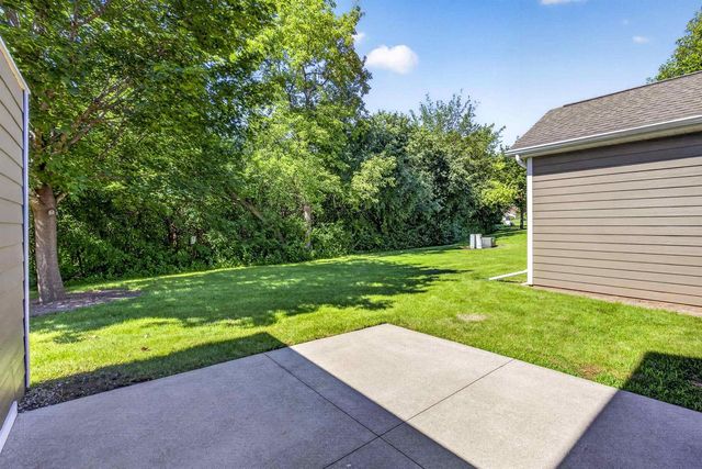 1717 OAK HOLLOW LANE, Neenah, WI 54956