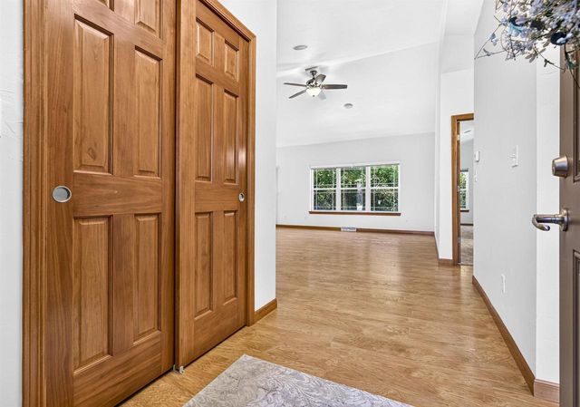 1717 OAK HOLLOW LANE, Neenah, WI 54956