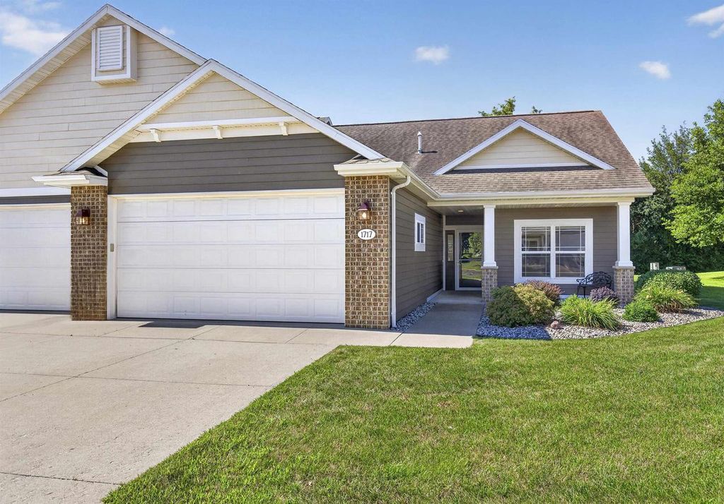 1717 OAK HOLLOW LANE, Neenah, WI 54956