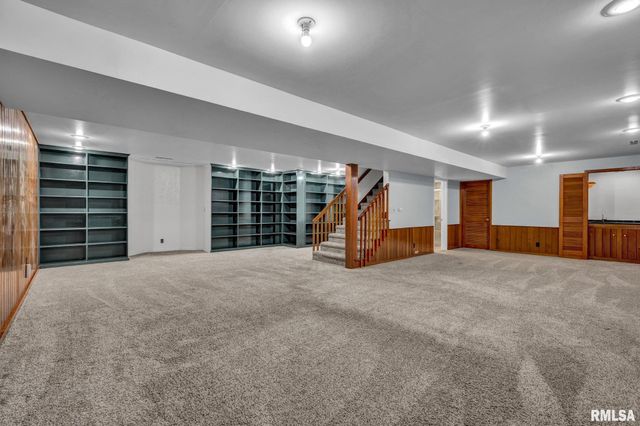 6414 N JAMESTOWN Road, Peoria, IL 61615