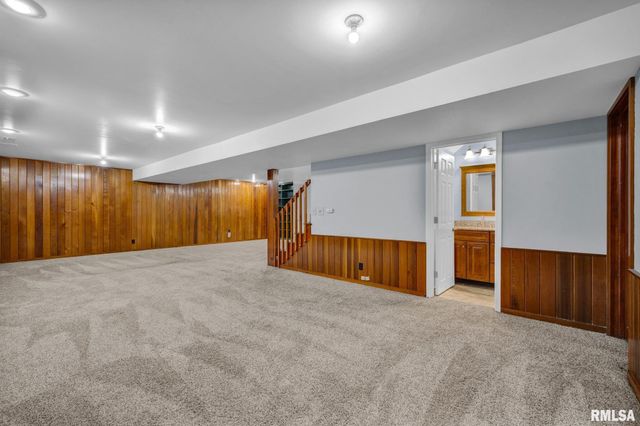 6414 N JAMESTOWN Road, Peoria, IL 61615