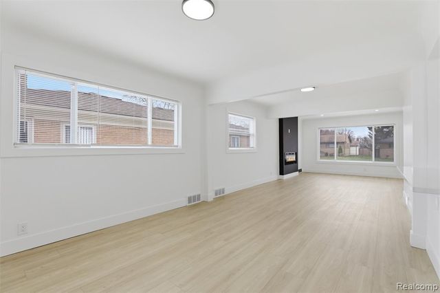 15230 Oakwood Drive, Oak Park, MI 48237