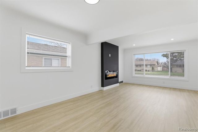 15230 Oakwood Drive, Oak Park, MI 48237