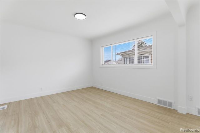 15230 Oakwood Drive, Oak Park, MI 48237