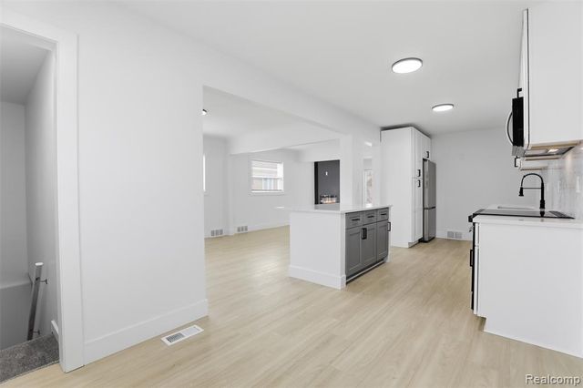 15230 Oakwood Drive, Oak Park, MI 48237