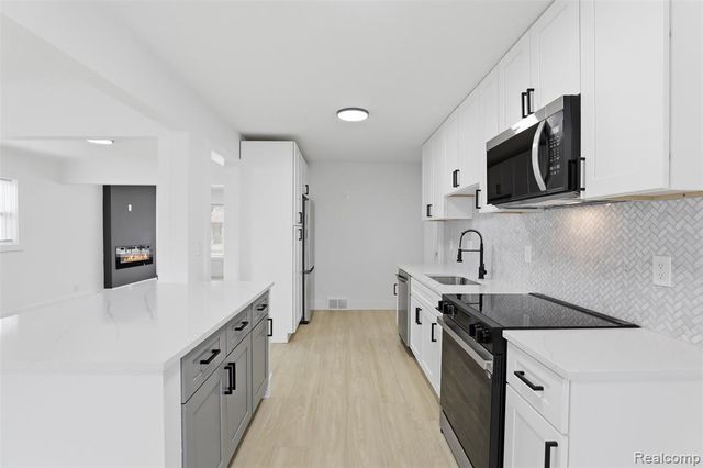 15230 Oakwood Drive, Oak Park, MI 48237