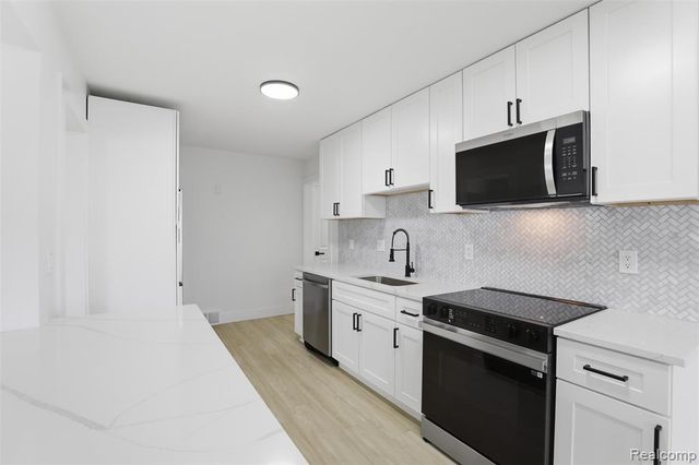 15230 Oakwood Drive, Oak Park, MI 48237