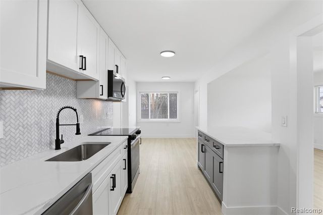 15230 Oakwood Drive, Oak Park, MI 48237