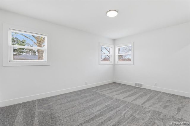 15230 Oakwood Drive, Oak Park, MI 48237