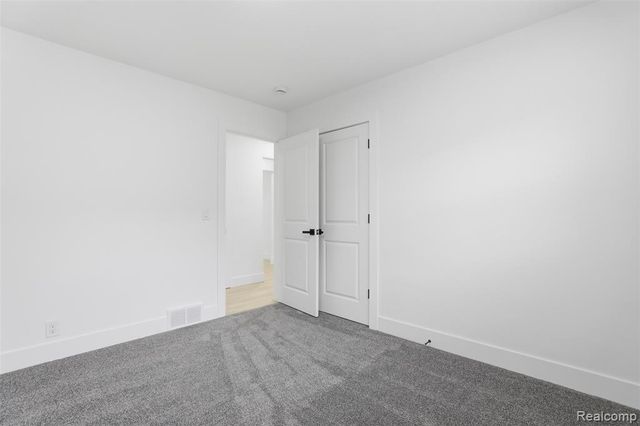 15230 Oakwood Drive, Oak Park, MI 48237