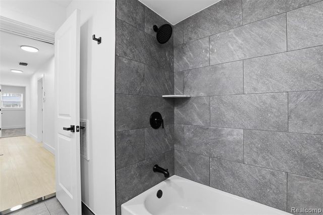 15230 Oakwood Drive, Oak Park, MI 48237