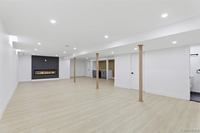 15230 Oakwood Drive, Oak Park, MI 48237