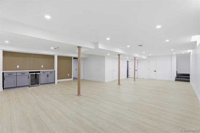 15230 Oakwood Drive, Oak Park, MI 48237