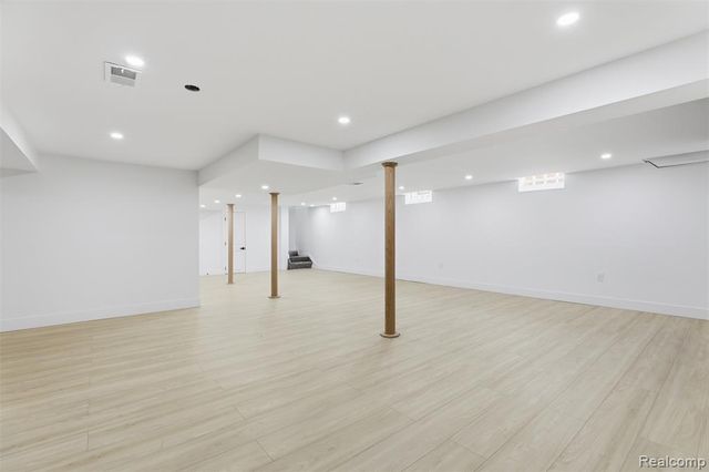 15230 Oakwood Drive, Oak Park, MI 48237