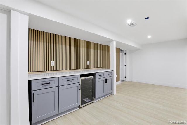 15230 Oakwood Drive, Oak Park, MI 48237