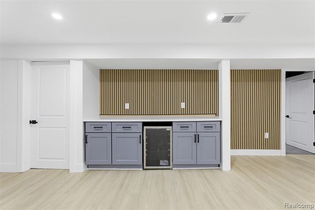 15230 Oakwood Drive, Oak Park, MI 48237