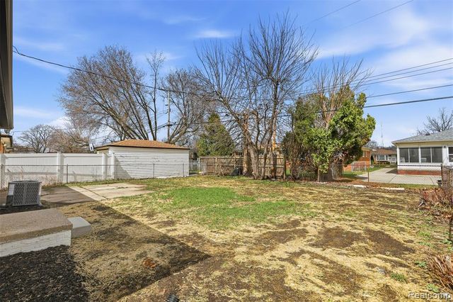 15230 Oakwood Drive, Oak Park, MI 48237