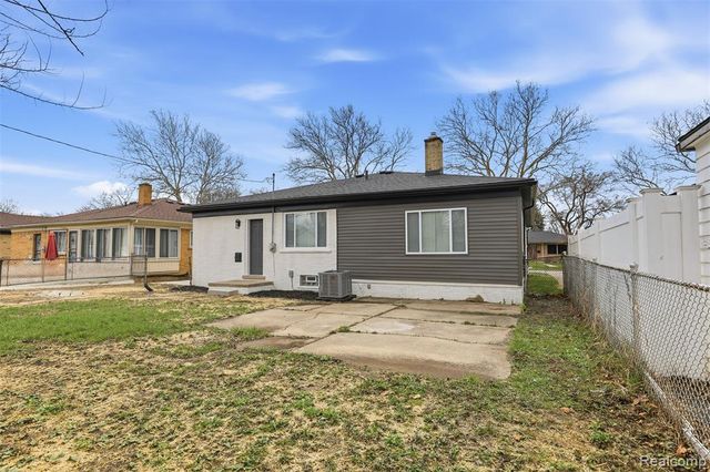 15230 Oakwood Drive, Oak Park, MI 48237