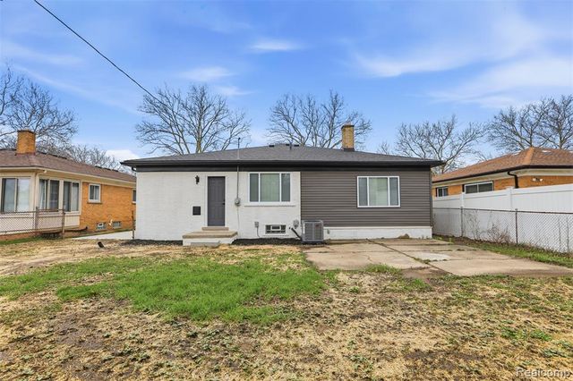 15230 Oakwood Drive, Oak Park, MI 48237