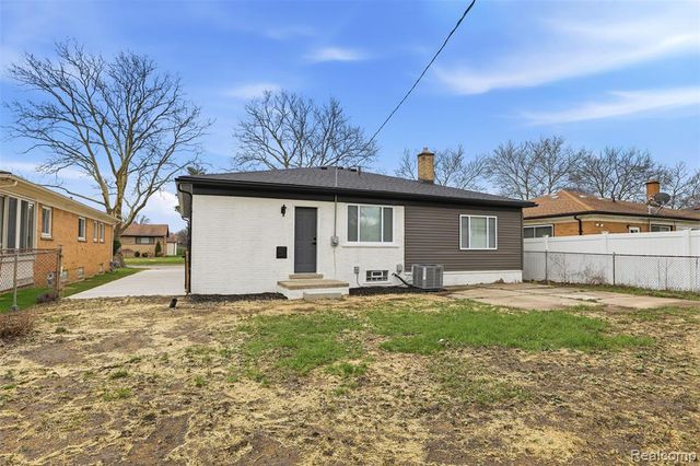 15230 Oakwood Drive, Oak Park, MI 48237