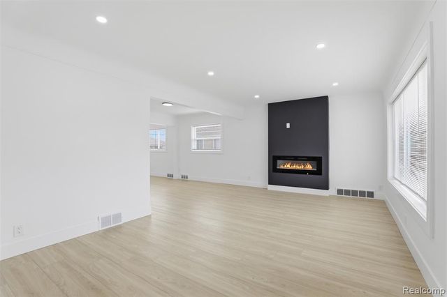 15230 Oakwood Drive, Oak Park, MI 48237