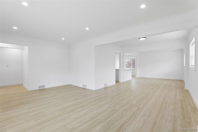 15230 Oakwood Drive, Oak Park, MI 48237