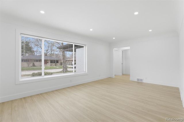 15230 Oakwood Drive, Oak Park, MI 48237