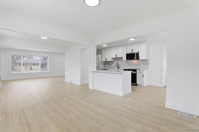 15230 Oakwood Drive, Oak Park, MI 48237