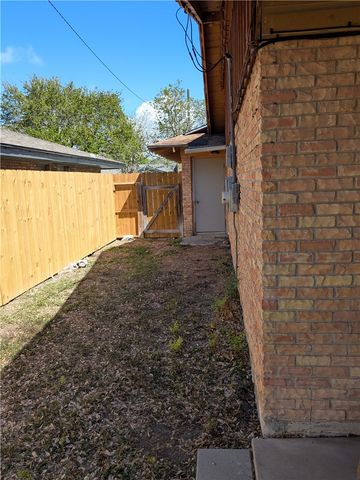 112 Rice Dr, Portland, TX 78374