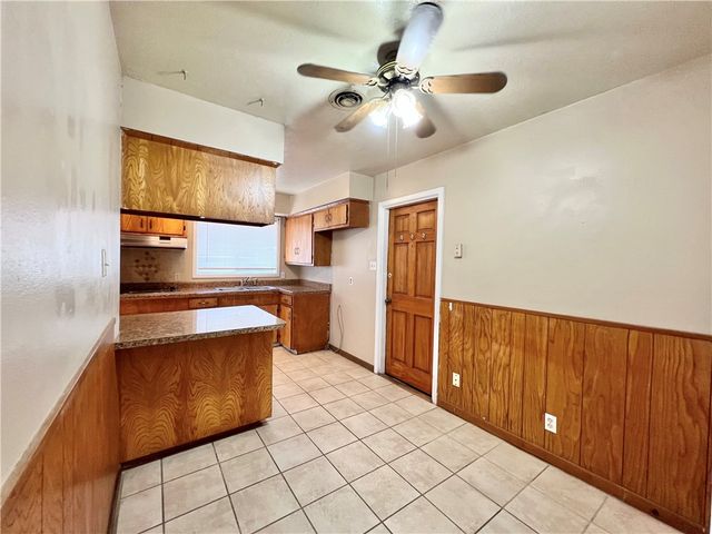 112 Rice Dr, Portland, TX 78374