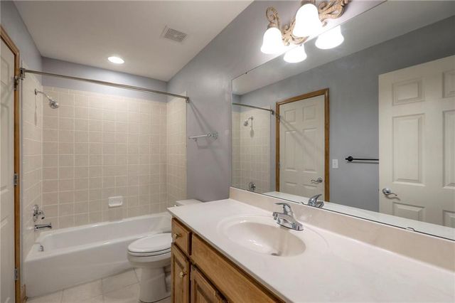 4129 SW Homestead Drive, Lee's Summit, MO 64082