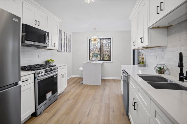 1454 N Elmhurst Road 102B, Mount Prospect, IL 60056