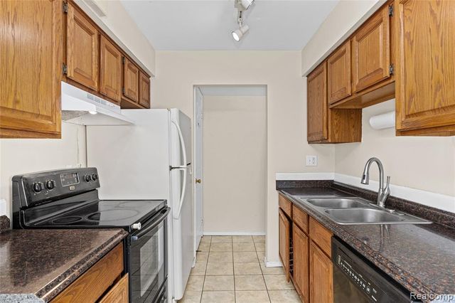 8136 Busko, Warren, MI 48093