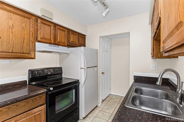 8136 Busko, Warren, MI 48093