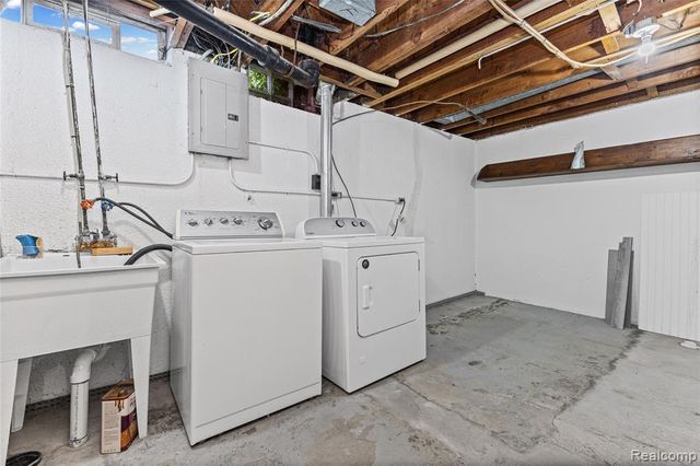 8136 Busko, Warren, MI 48093