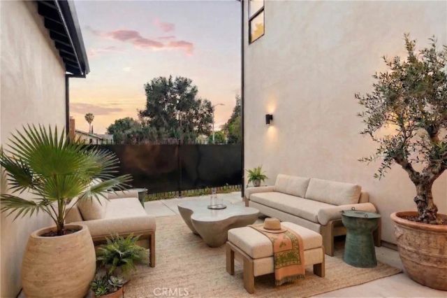 17852 Saticoy Street, Reseda, CA 91335