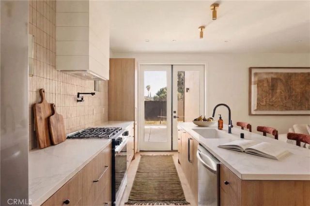 17852 Saticoy Street, Reseda, CA 91335